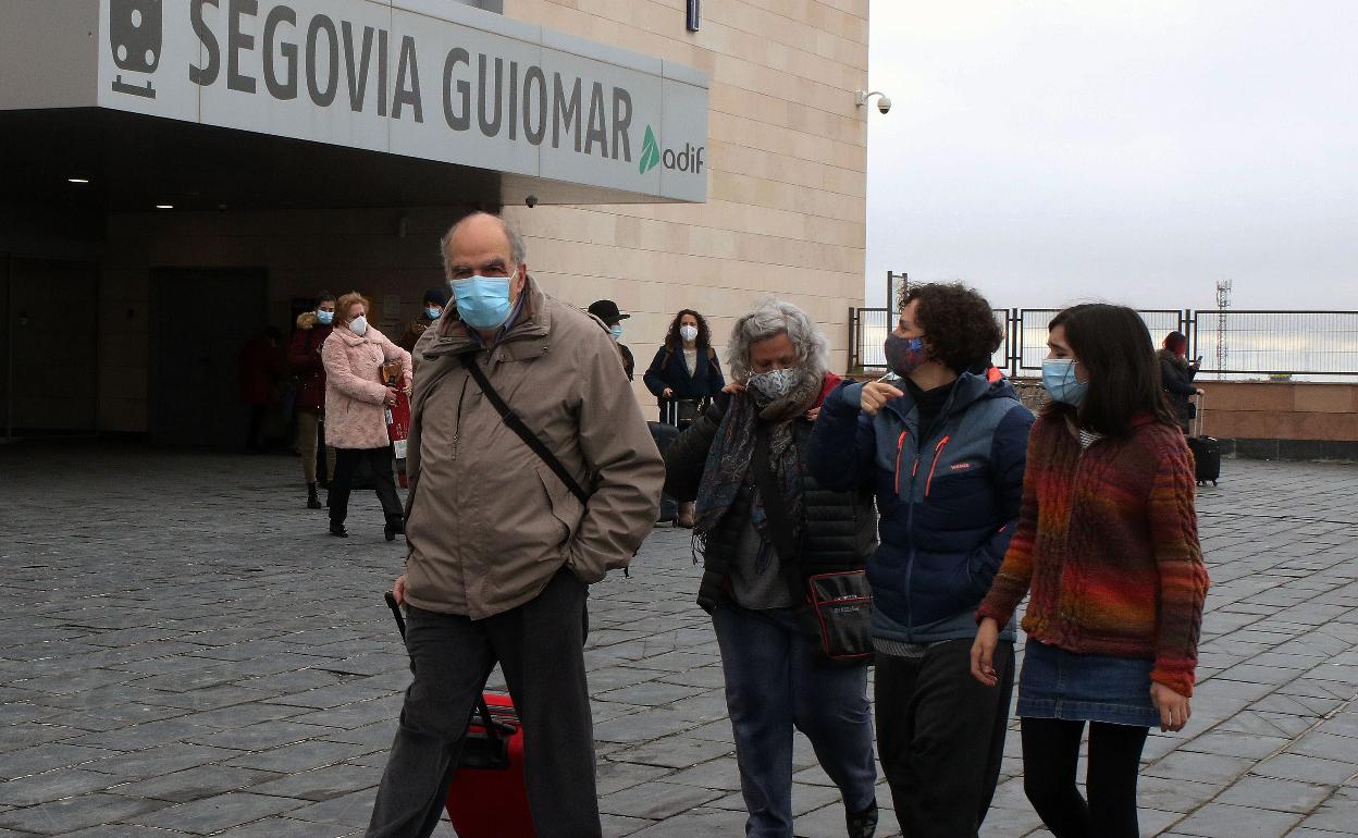 Un grupo de usuarios del AVE sale de la estación de Segovia Guiomar.