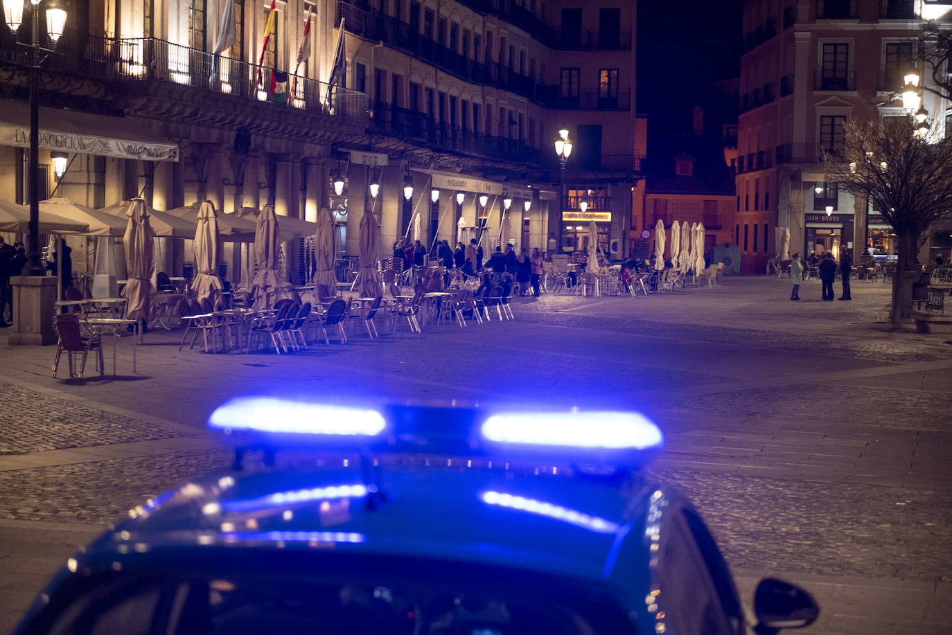 La Policía Local vigila el cumplimiento del toque de queda en la Plaza Mayor de Segovia.