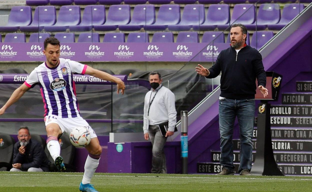 Sergio González imparte indicaciones desde la banda mientras Óscar Plano controla la pelota en el reciente Real Valladolid-Cádiz