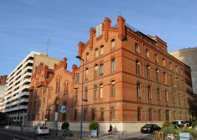 Imagen secundaria 1 - Sala de máquinas de la central de la Electra Popular en 1911 e imagen actual de la fachada del edificio.