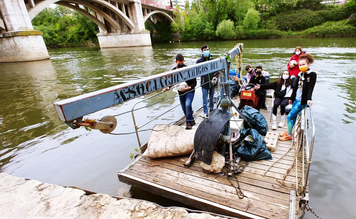 Traslado de la basura recogida en las riberas del Pisuerga.