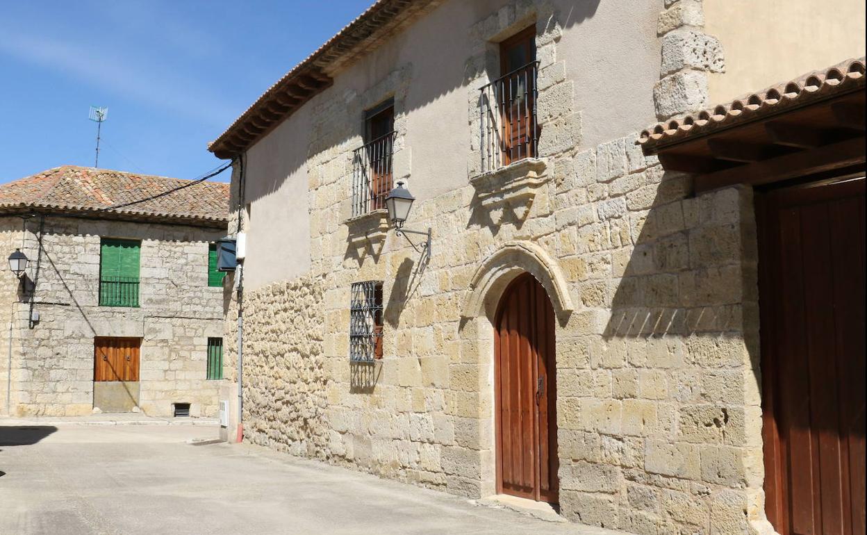 Fachada de la Casona de Montealegre de Campos, en una imagen de archivo. 