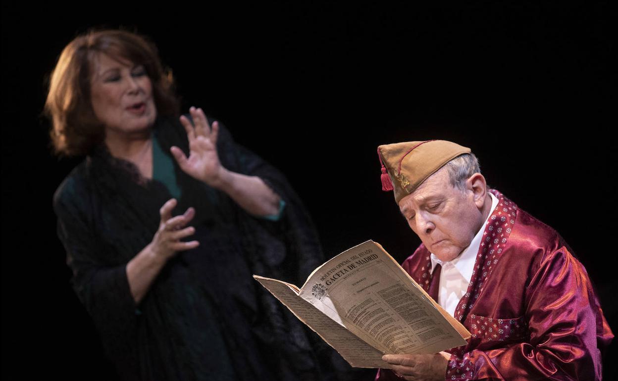 María José Goyanes, al fondo, y Emilio Gutiérrez Caba, en una escena de 'Galdós enamorado'. 