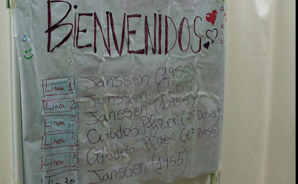 Cartel dando la bienvenida a los vacunados en el Pedro Delgado, entre ellos los de Janssen.
