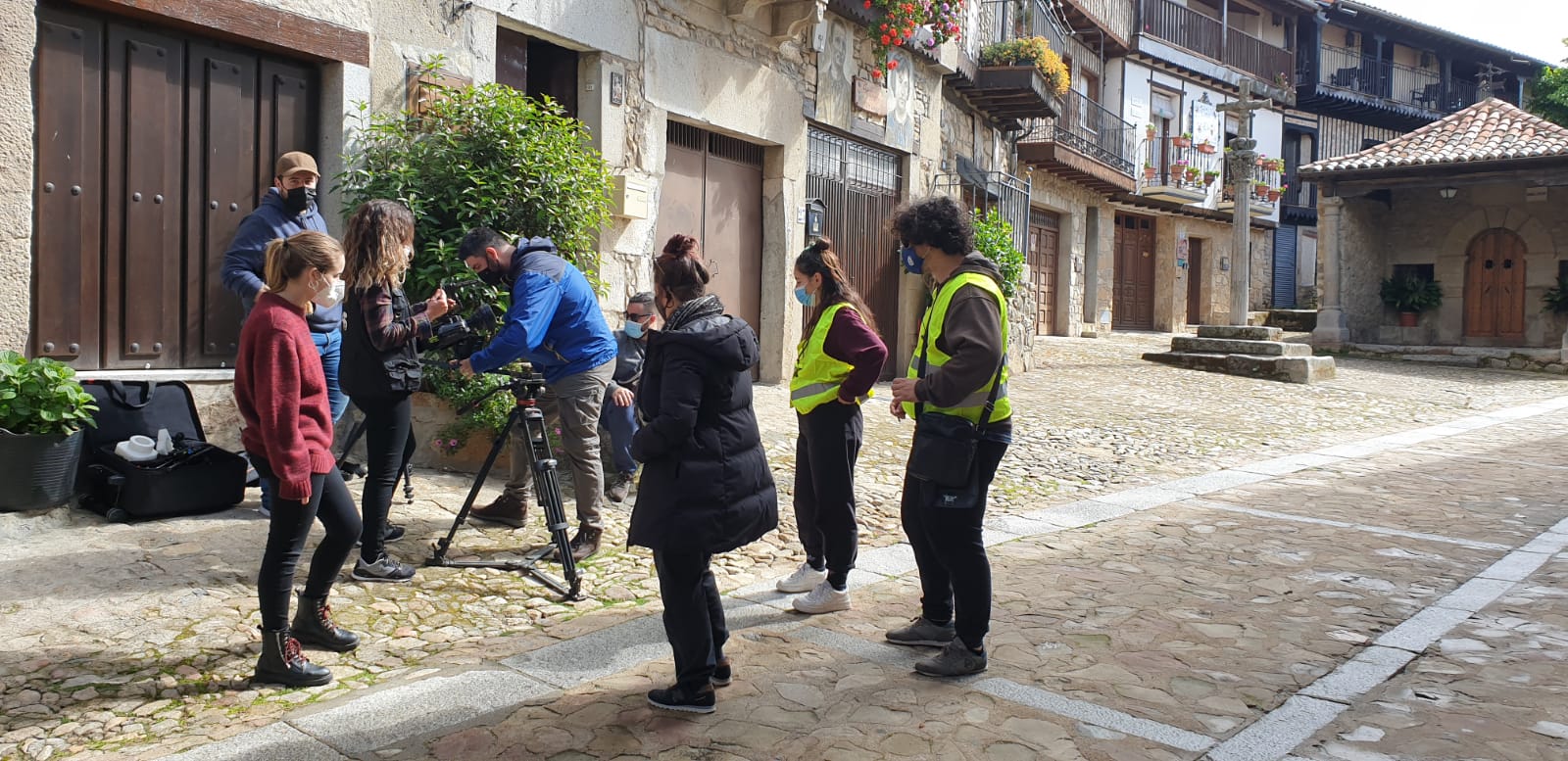 El equipo de rodaje prepara para grabar en las calles 