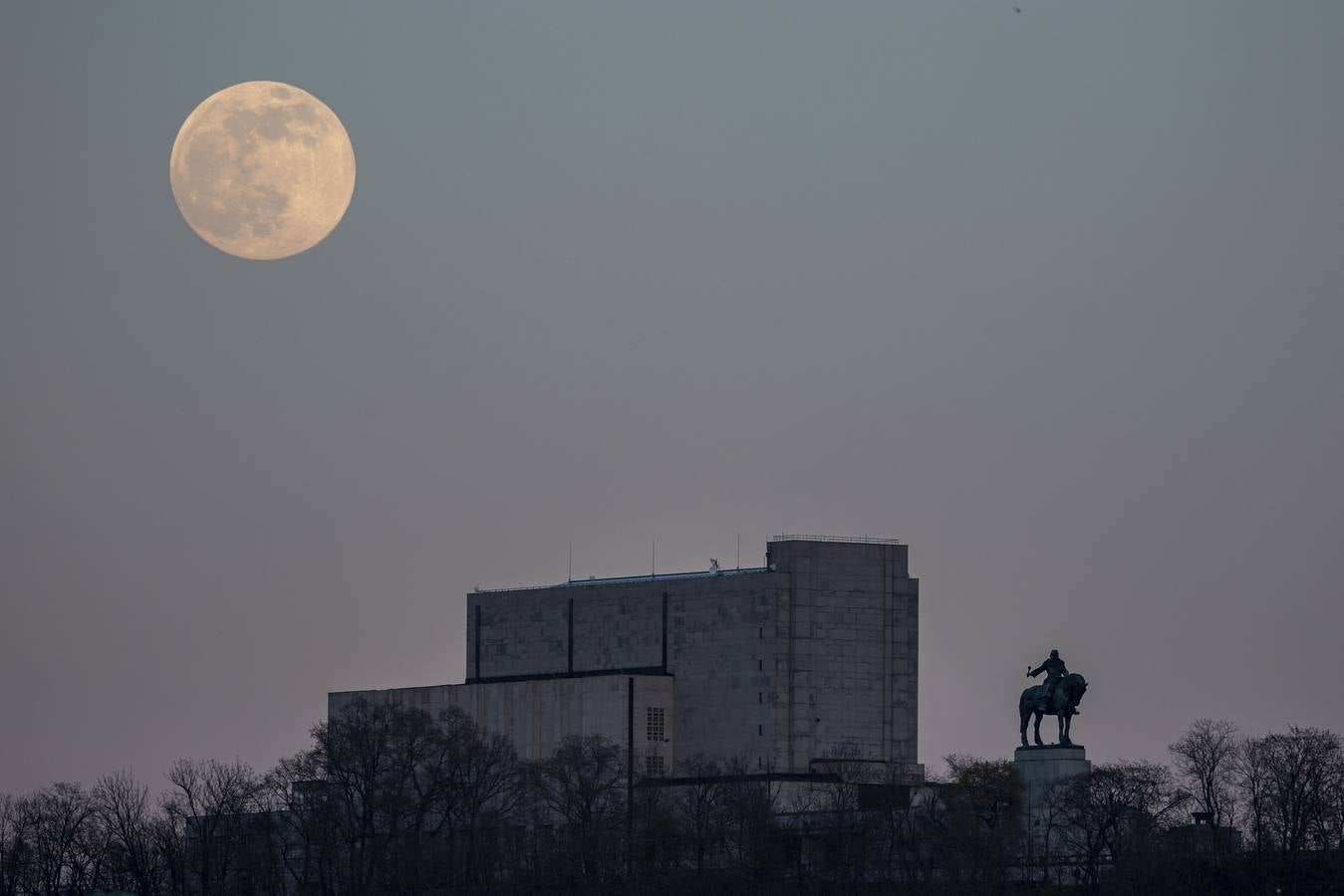 Fotos: La superluna rosa deslumbra al mundo