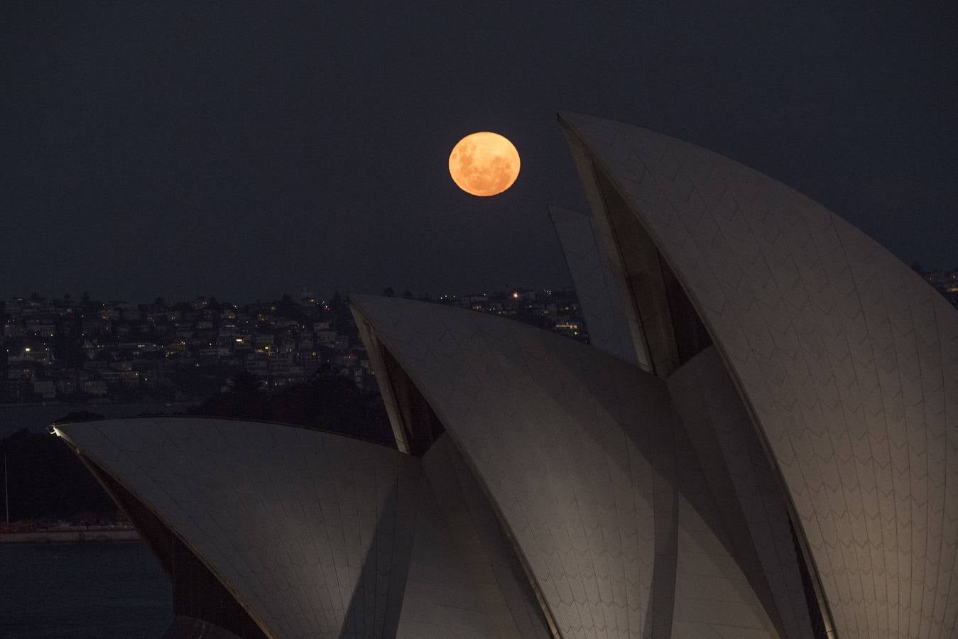 Fotos: La superluna rosa deslumbra al mundo