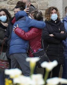 Imagen secundaria 2 - Familia y vecinos de David Beriain, este miércoles, en la concentración en Artajona. 