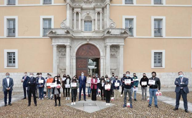 Organizadores, patrocinadores y premiados posan con la consejera de Educación a la entrada de la sede de su departamento, en Valladolid.