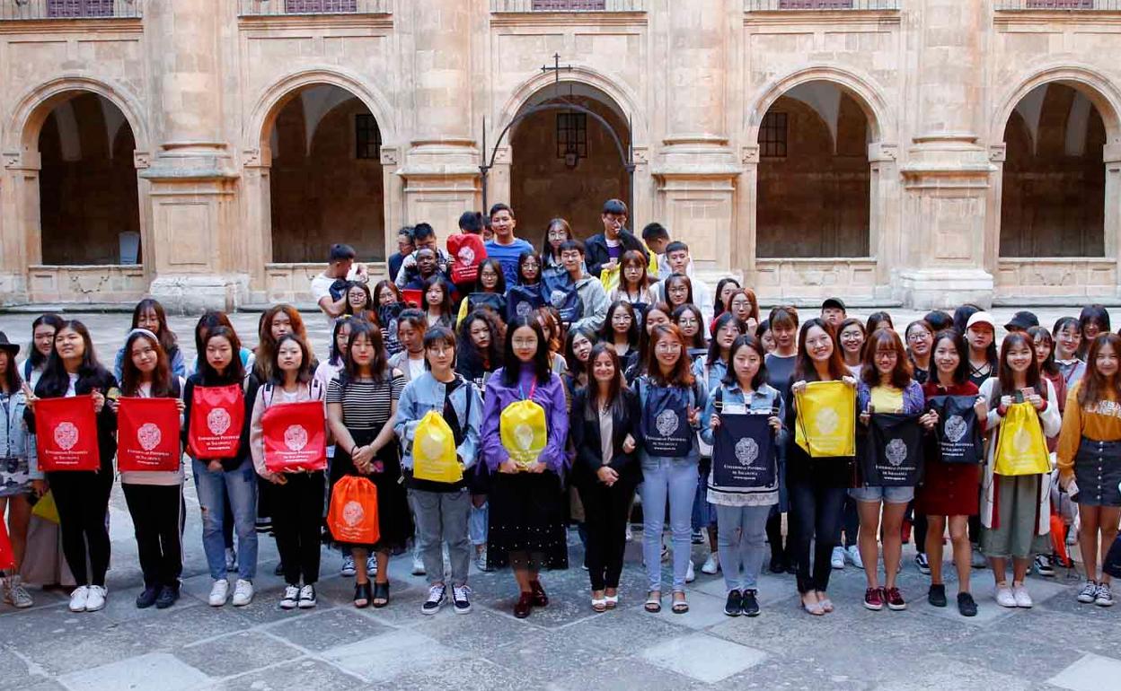 Foto de familia de alumnos chinos en la UPSA 