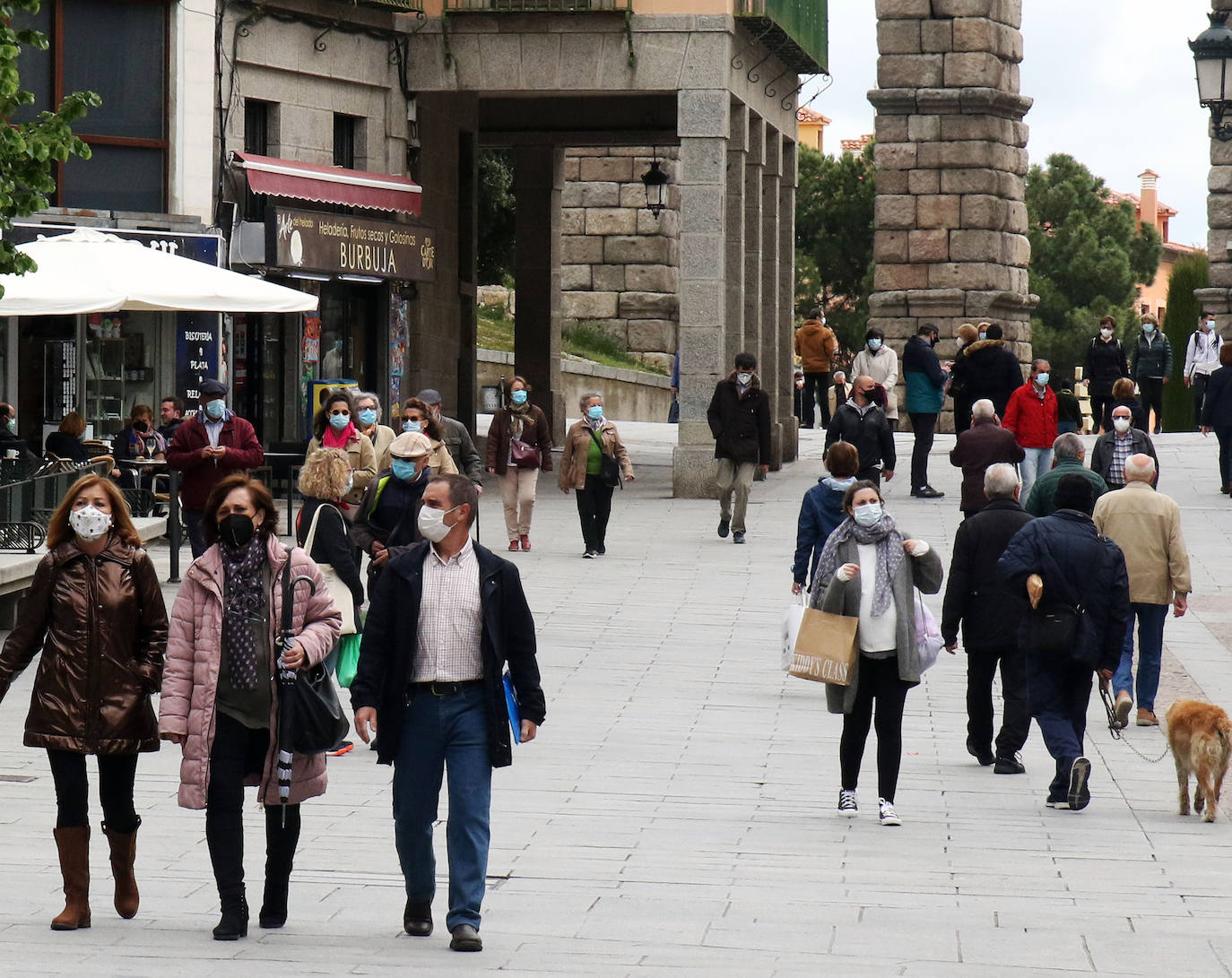 Gente por la avenida del Acueducto.