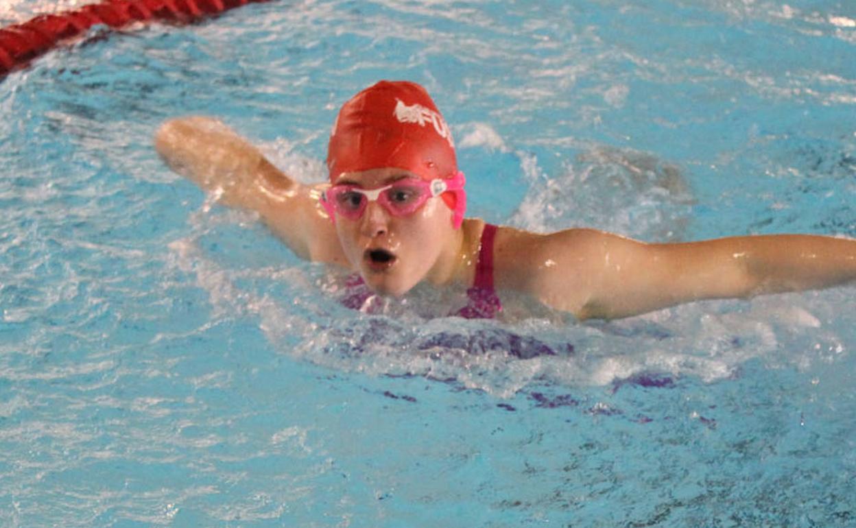 La vallisoletana, Andrea Salamanca, entrena en la piscina para las competiciones de natación adaptada
