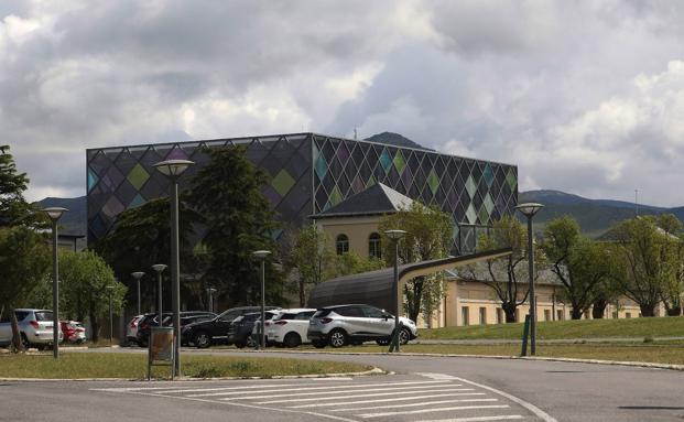 Imagen principal - Arriba, el Palacio der Congresos de La Faisanera, inacabado; abajo a la izquierda, detalle del abandono que sufre el esqueleto del que iba a ser un hotel; y a la deercha, una mujer camina por la zona de viviendas de Quinta Real. 