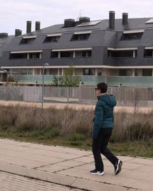 Imagen secundaria 2 - Arriba, el Palacio der Congresos de La Faisanera, inacabado; abajo a la izquierda, detalle del abandono que sufre el esqueleto del que iba a ser un hotel; y a la deercha, una mujer camina por la zona de viviendas de Quinta Real. 