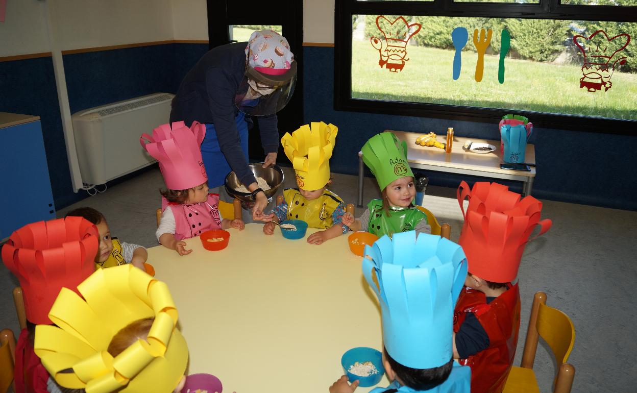 Los pequeños elaborando la masa de las galletas de avena