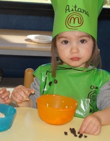 Imagen secundaria 2 - Diferentes momentos del taller de cocina en el Centro Infantil 'Allendeduero'