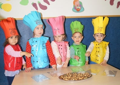 Imagen secundaria 1 - Diferentes momentos del taller de cocina en el Centro Infantil 'Allendeduero'