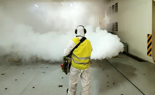 Un profesional de MD Desinfección fumiga una nave. 