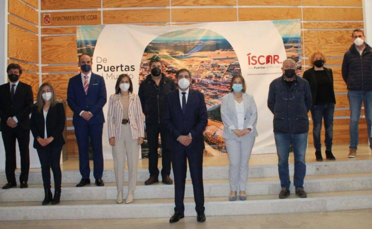 El ya nuevo alcalde, José Andrés Sanz González, en el centro junto al resto de concejales que conforman la corporación municipal de Íscar.