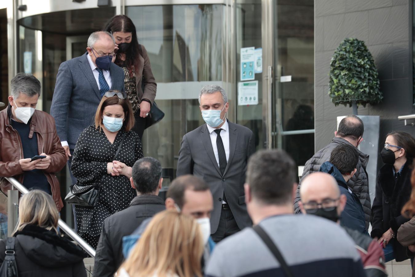 Los familiares de Roberto Fraile, en la puerta del tanatorio de El Salvador, mientras llega el coche fúnebre con los restos del reportero.