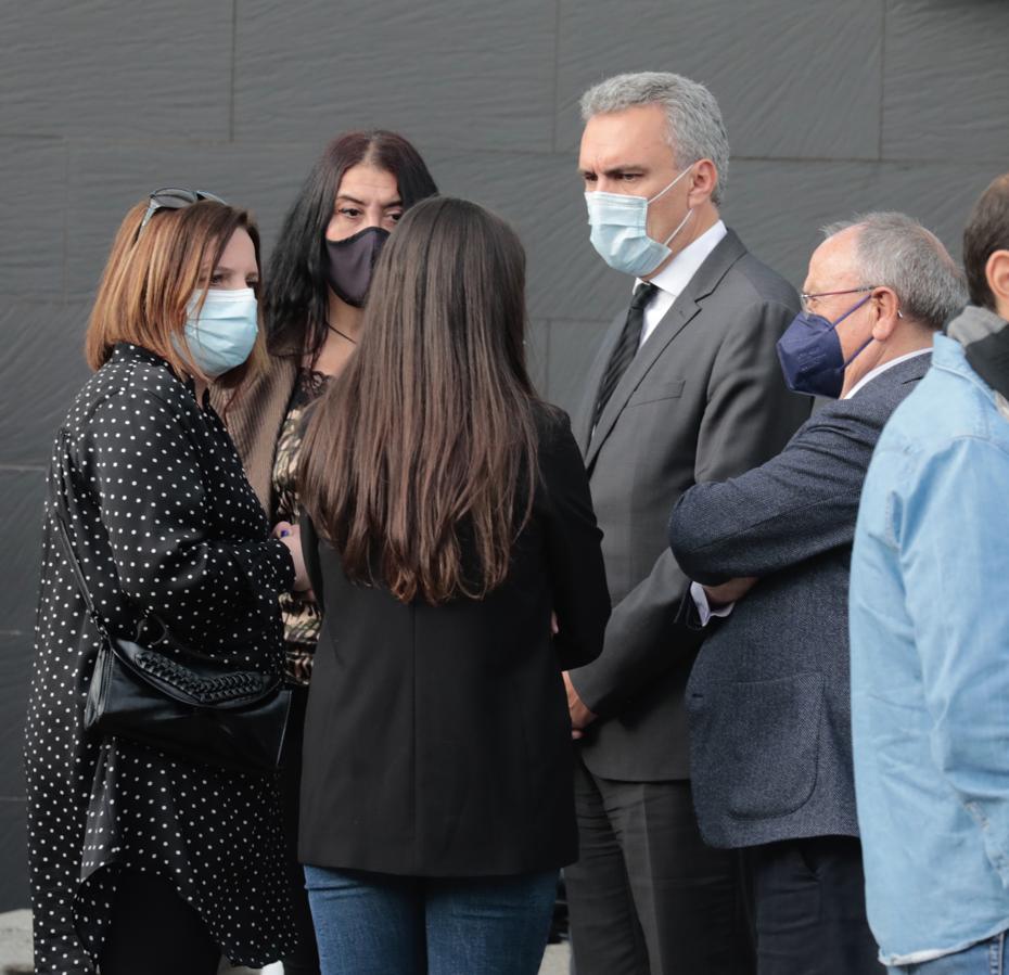Los familiares de Roberto Fraile, en la puerta del tanatorio de El Salvador, mientras llega el coche fúnebre con los restos del reportero.