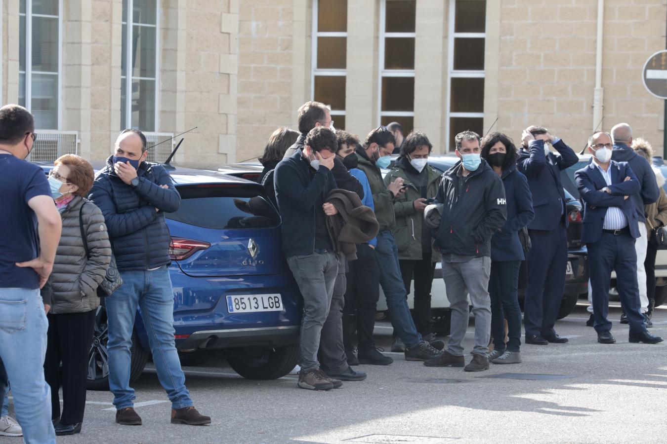 Los familiares de Roberto Fraile, en la puerta del tanatorio de El Salvador, mientras llega el coche fúnebre con los restos del reportero.