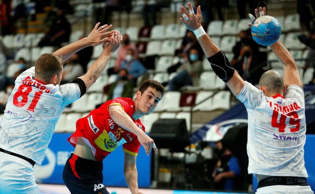 Ander Izquierdo lanza a portería. 