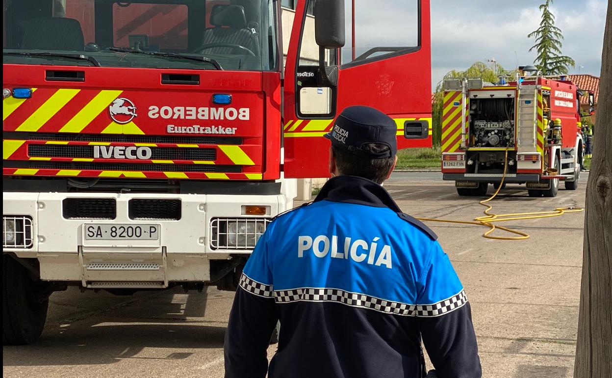 Bomberos, Policía Local y Guradia Civil acudieron a la nave donde se produjo el incendio.