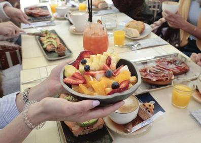Imagen secundaria 1 - El completo desayuno, almuerzo o 'brunch' en la terraza de El Lunático. 