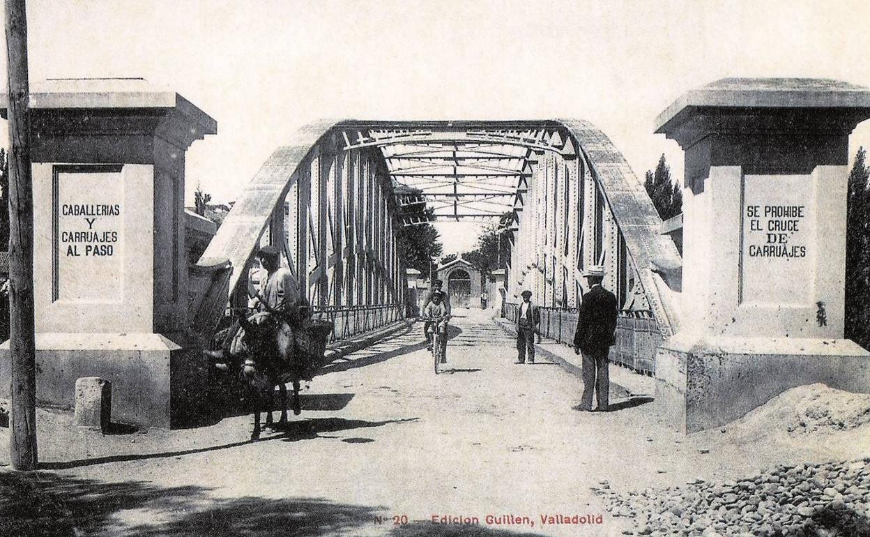 El Puente Colgante, a finales del siglo XIX, con la advertencia de la prohibición del cruce de carruajes.
