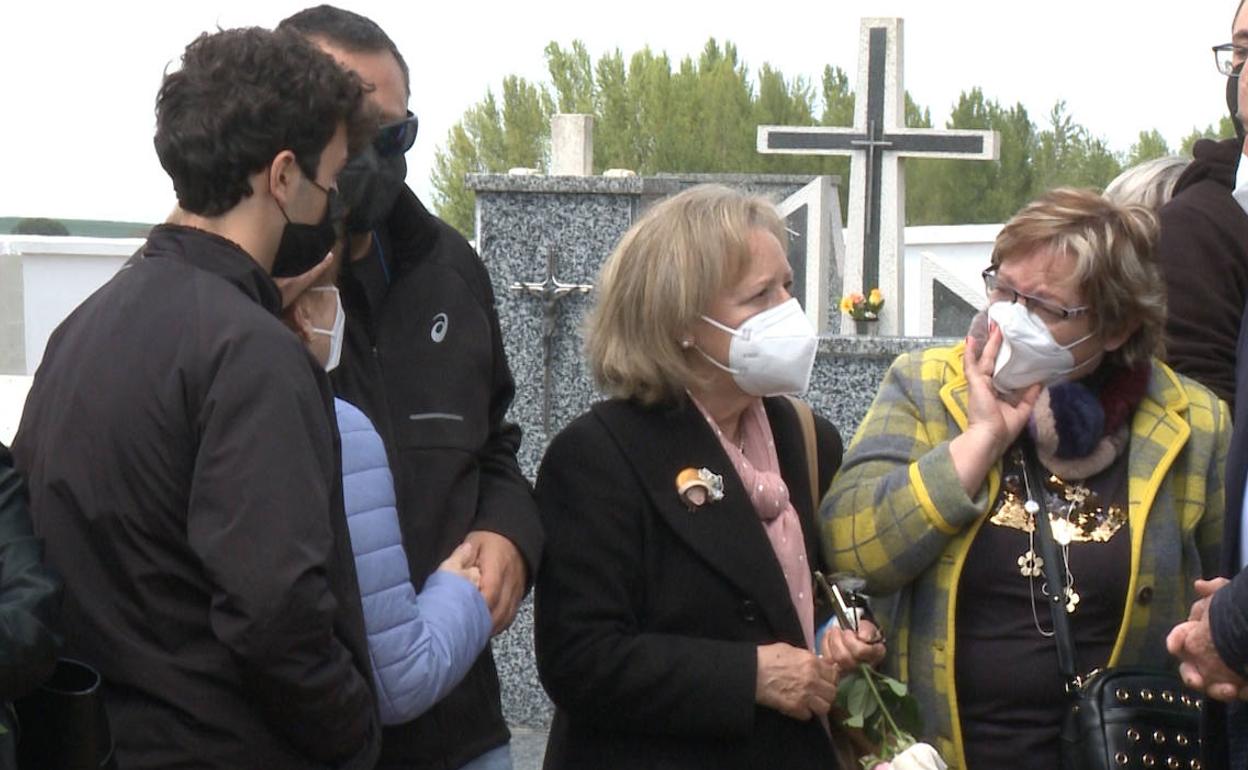 Familiares de Roberto Fraile, durante el responso en el cementerio. 