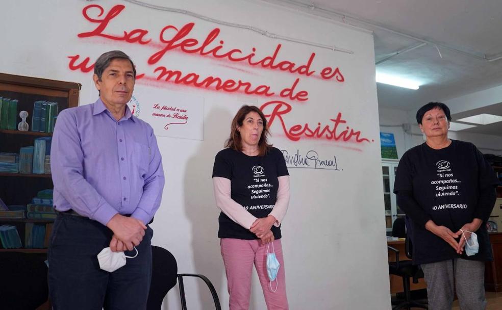 El doctor Manuel Posada, director de Vigilancia de Pacientes del Síndrome Tóxico del Instituto de Salud Carlos III, junto a las gestoras de la Plataforma Seguimos Viviendo. 