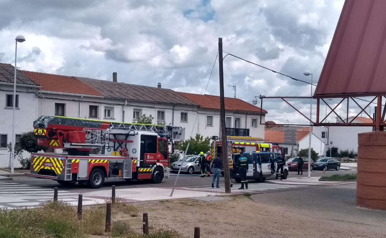 Bomberos y Policía Local delante de la vivienda. 