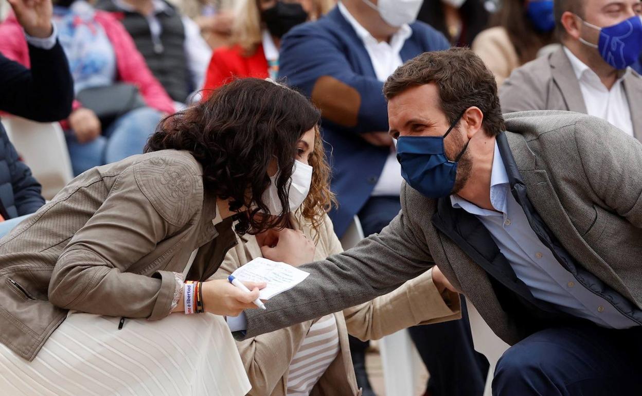 Isabel Díaz Ayuso se dirige a Pablo Casado en un acto electoral en Pozuelo de Alarcón.