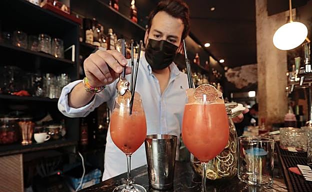 Imagen principal - El completo desayuno, almuerzo o 'brunch' en la terraza de El Lunático. 