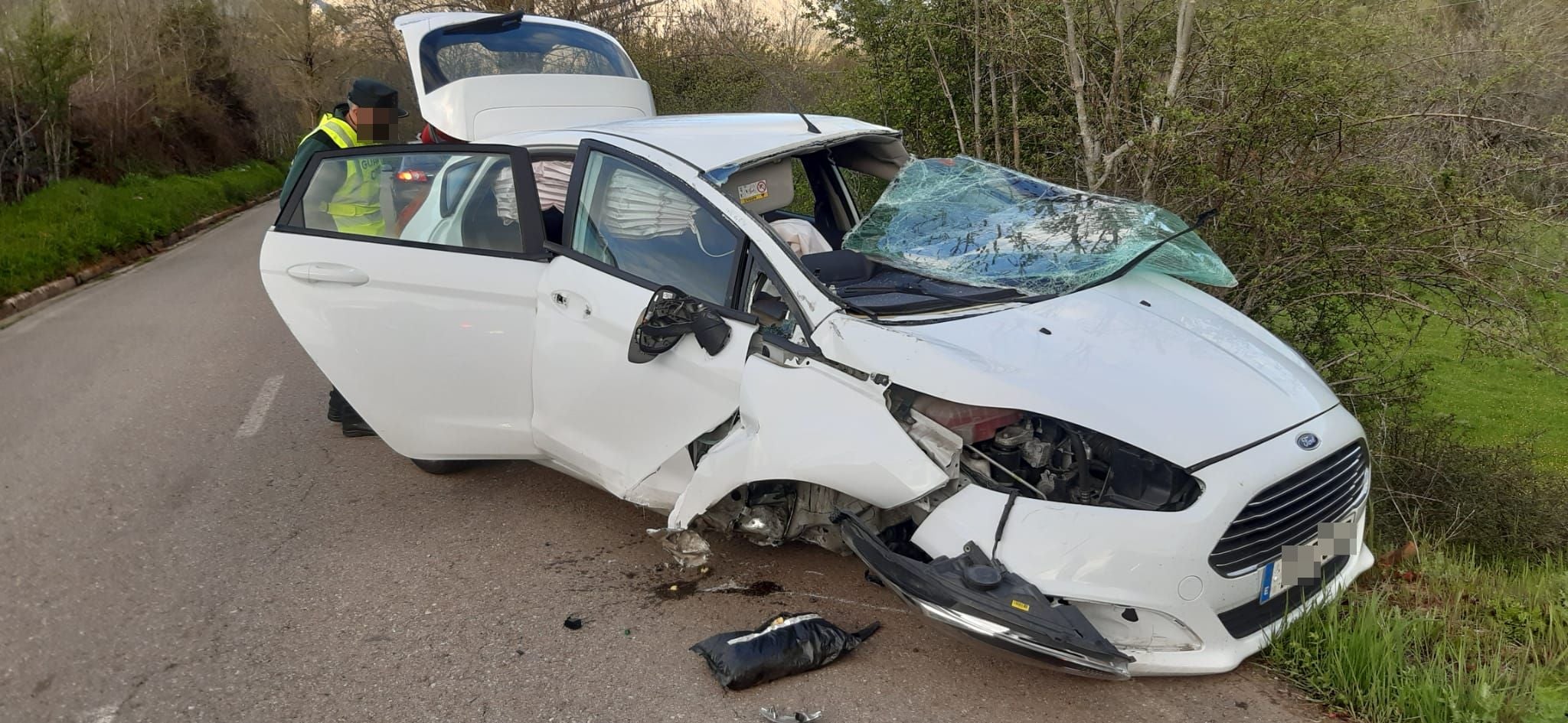 Un joven resulta herido en el vuelco de un turismo en Vegacervera.