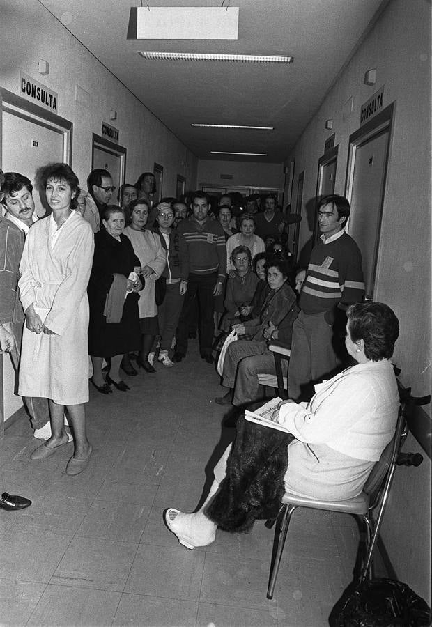 1985. Afectados por el síndrome tóxico en uno de los pasillos del Hospital Clínico de Valladolid, donde permanecen encerrados.