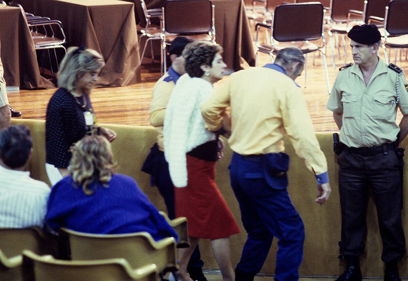 20.05.89 Lectura de la sentencia de la sección segunda de la Audiencia Nacional, en audiencia pública, sobre el síndrome tóxico de la colza, hoy en el antiguo anfiteatro de la Casa de Campo de Madrid. El tribunal que juzgo el envenenamiento masivo del síndrome tóxico considera que el aceite de colza desnaturalizado es la causa de la enfermedad y descarta que los pesticidas organofosforados o un accidente químico en la base de Torrejón de Ardoz, estén en el origen de la enfermedad, hipótesis que defendieron los abogados de los acusados.