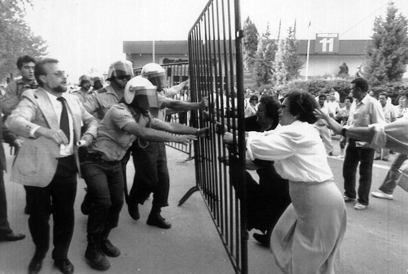 Protestas de los afectados por el síndrome tóxico durante el jucio.