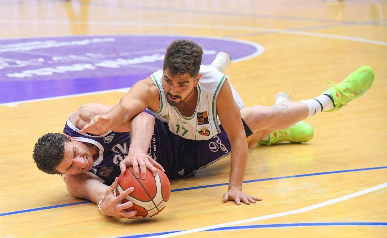 De la Fuente y Alvarado pugnan por el balón. 