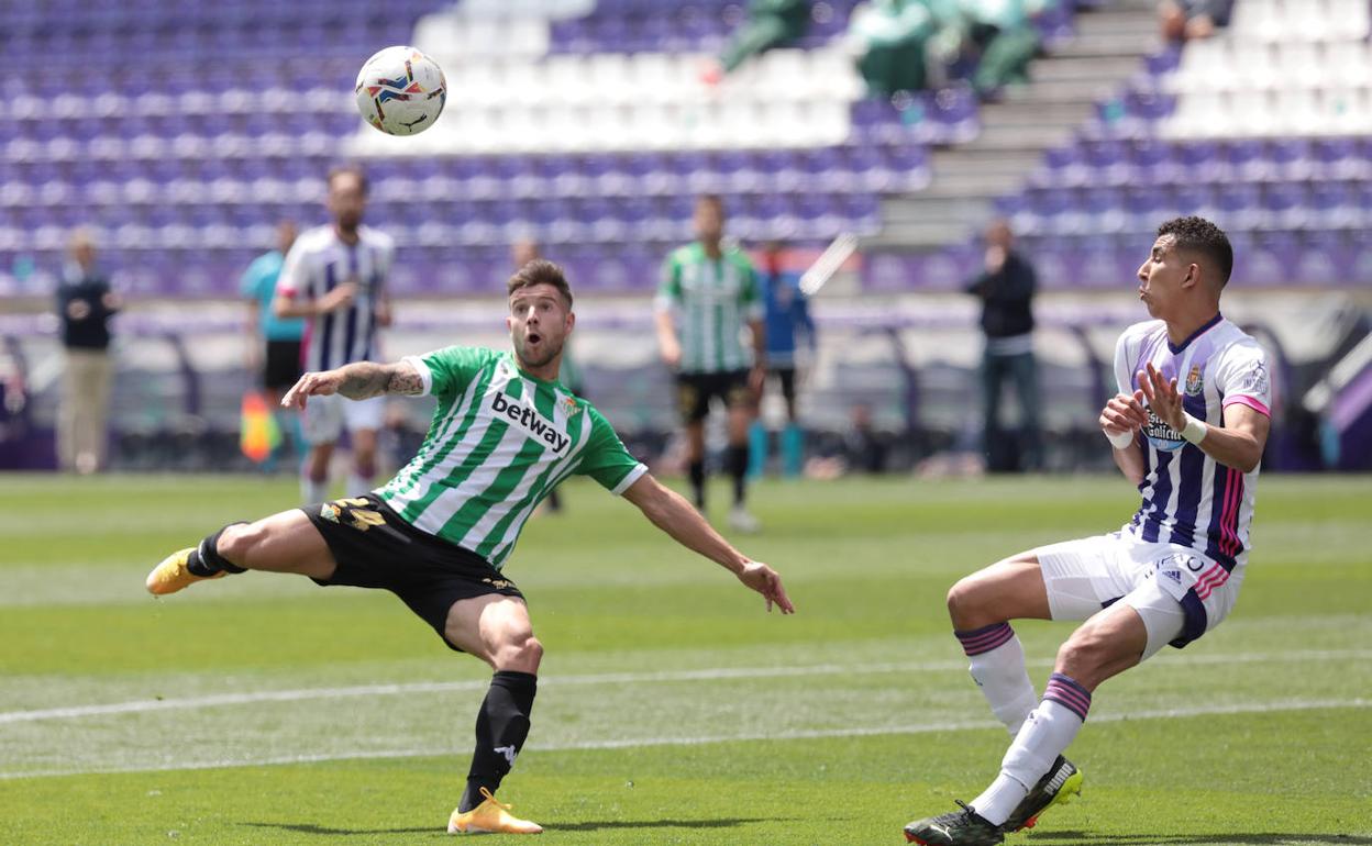 El Real Valladolid acaba atacando en campo del Betis y sin cometer faltas