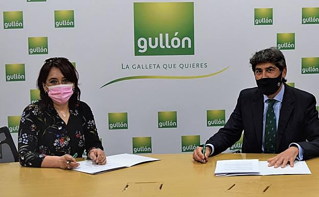 Maritza Velasco y Javier Urbón, en la firma del acuerdo.