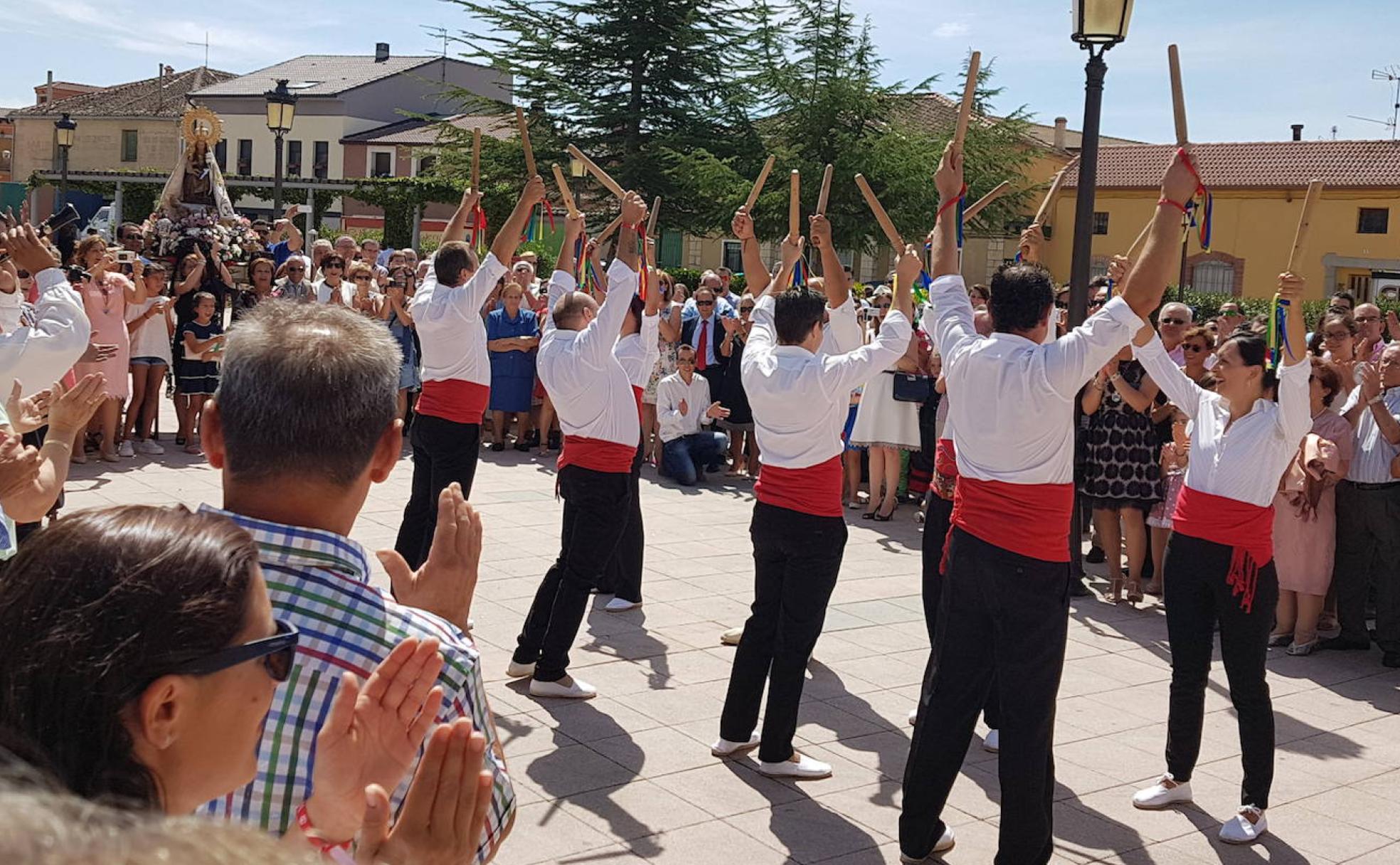 Danza de paloteos ante la Virgen de los Remedios.