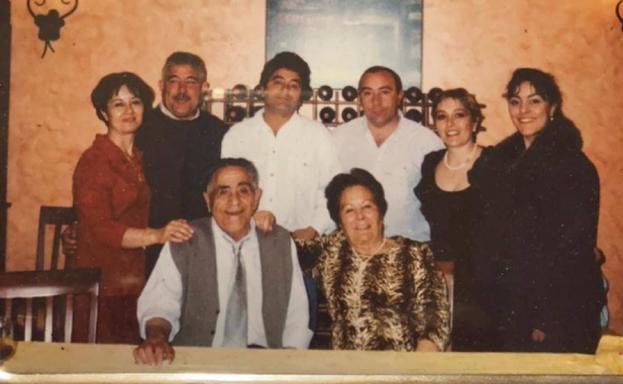 Félix Cebrián y María Luisa Sánchez, con sus hijos Mariángel, Jesús, Félix, Toño, May y Ana. 