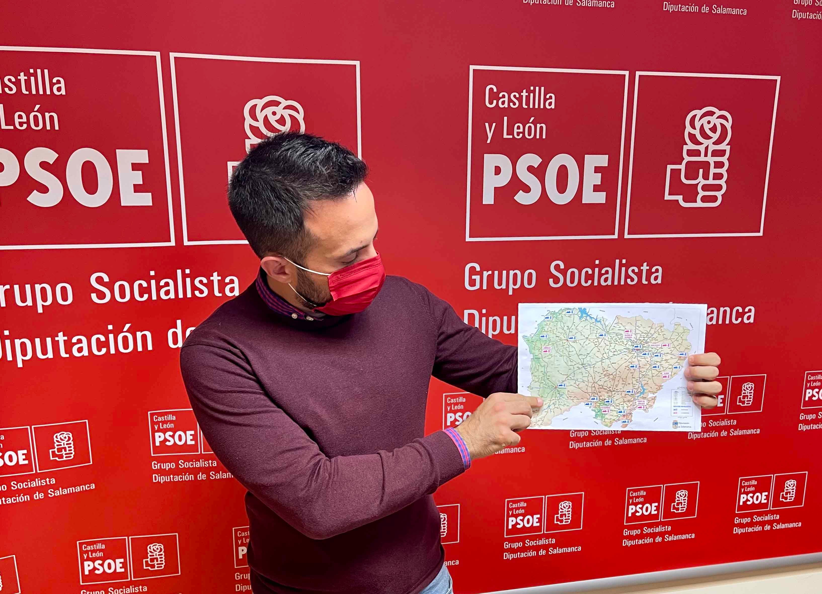 Carlos Fernández Chanca con un mapa de los puntos de recarga para vehículos eléctircos 