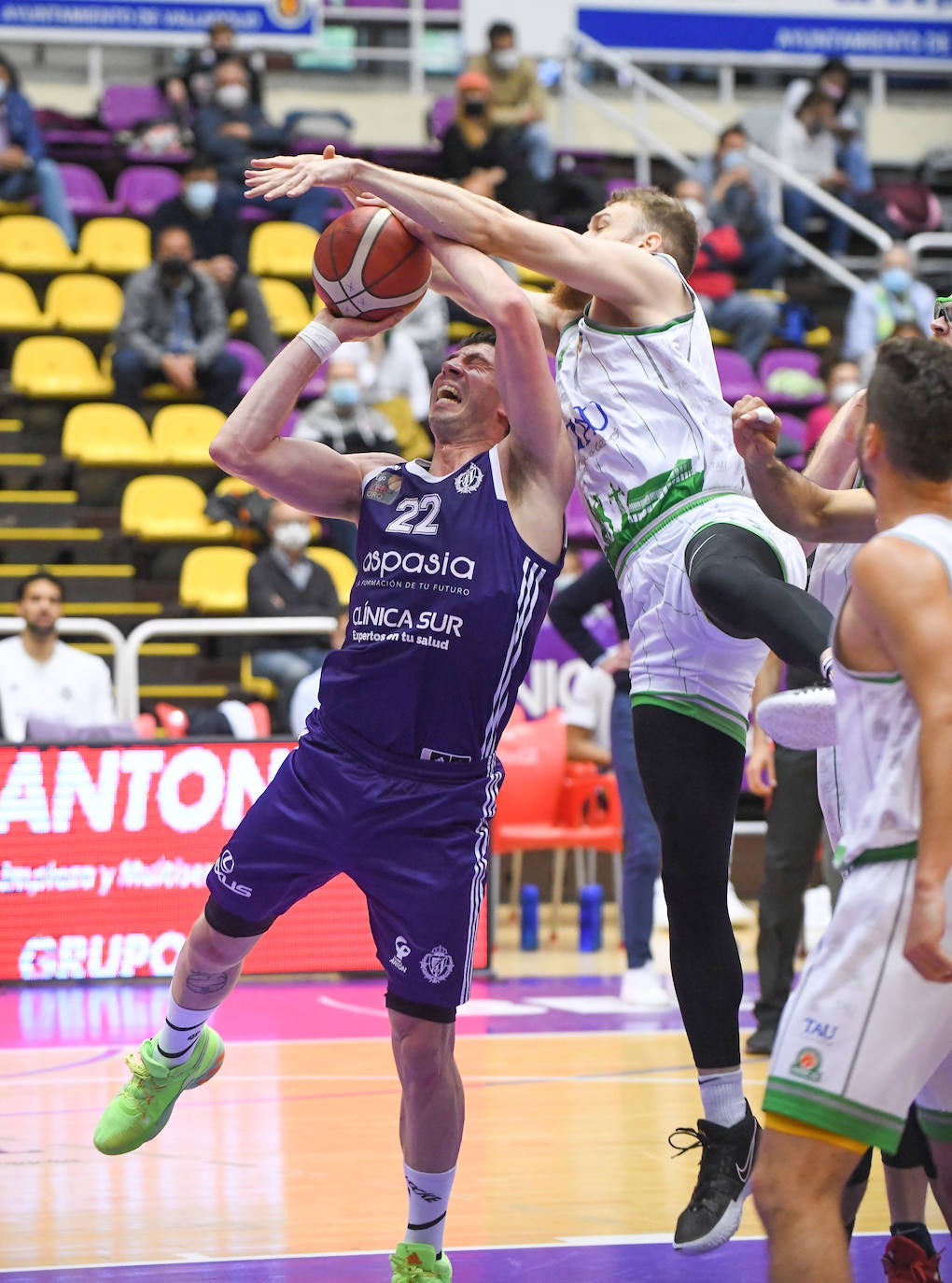 Fotos: Real Valladolid de Baloncesto 83 - 88 Tau Castelló