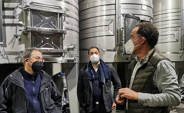 El responsable de Cámbrico explicó cómo se lleva a cabo la elaboración de vinos ecológicos.