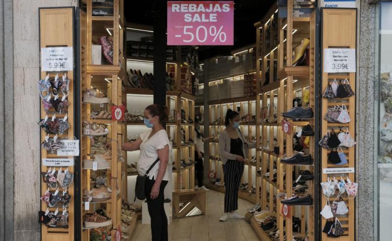 Clientes en una zapatería. 