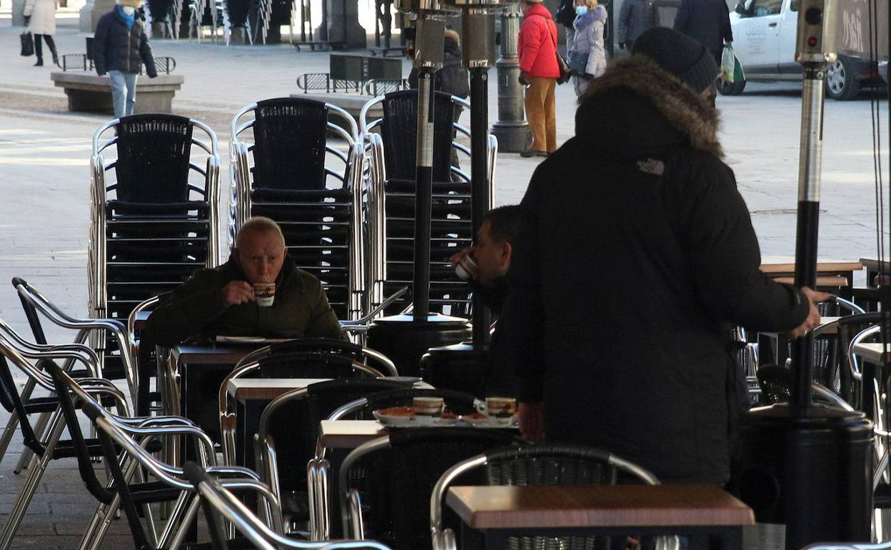 En Segovia el interior de los bares y restaurantes seguirá cerrado y solo funcionarán las terrazas y la comida a domicilio. 