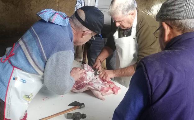 Matanza tradicional en Adrados.